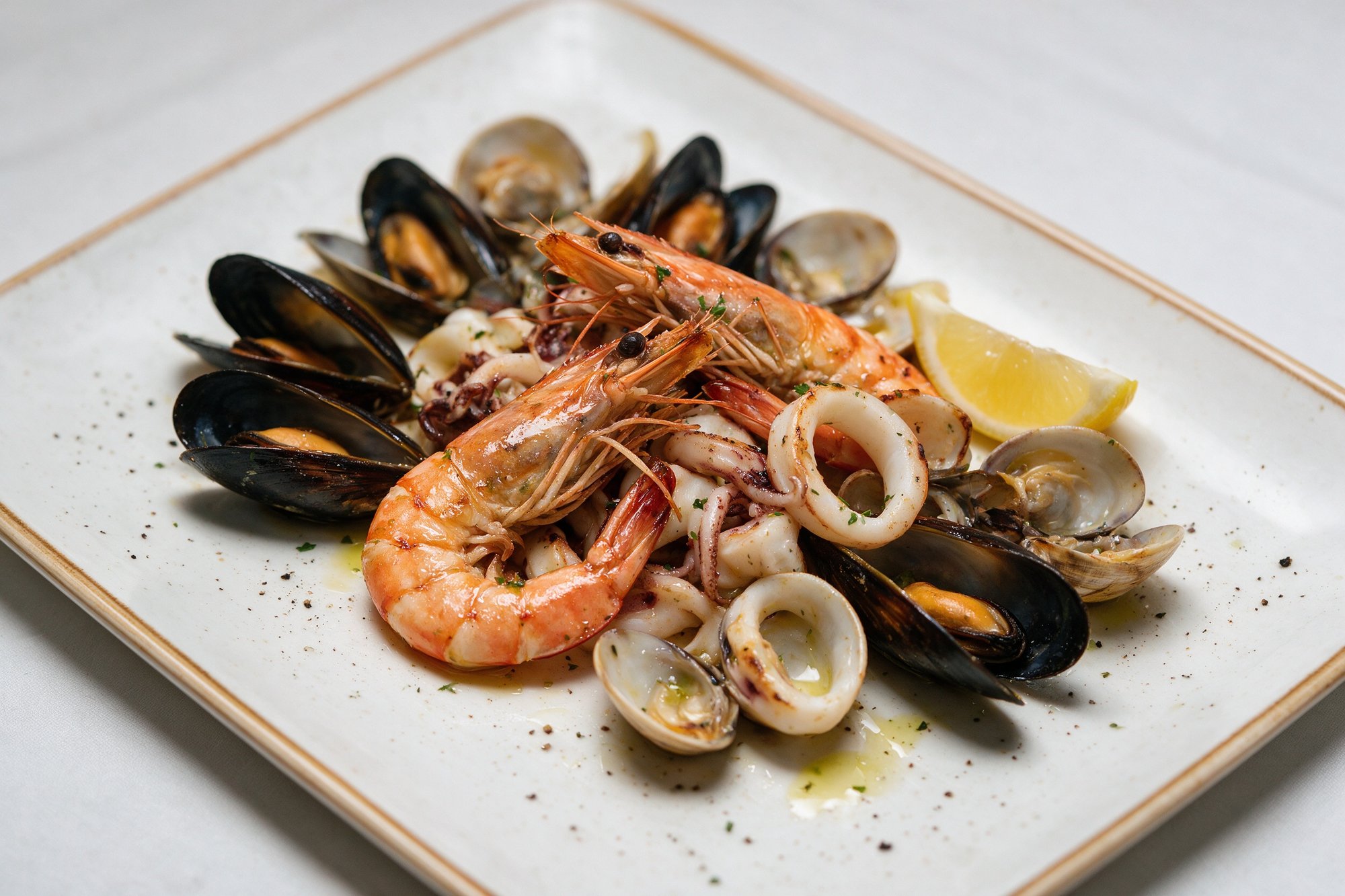 Parrillada de marisco fresco con gambas, mejillones y calamares y limón